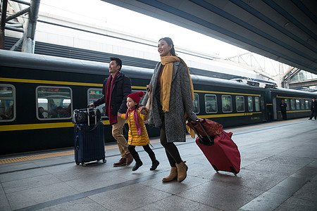 兴奋白昼乘客幸福家庭在车站月台图片