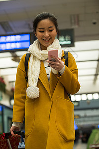 运送运输大楼等青年女人在火车站图片