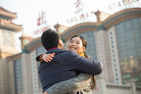 摄影乘客拥抱青年情侣在火车站图片