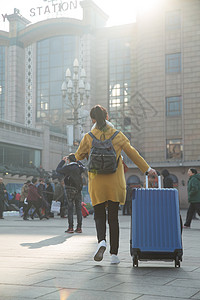 美女围巾东亚日光垂直构图青年女人在站前广场背景