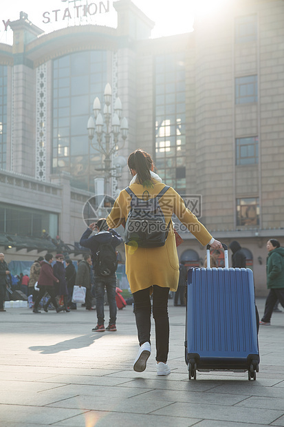 东亚日光垂直构图青年女人在站前广场图片