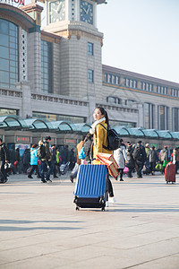 仅女人旅游过年青年女人在车站月台图片