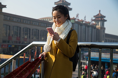 附带的人物度假公共交通青年女人在站前广场图片