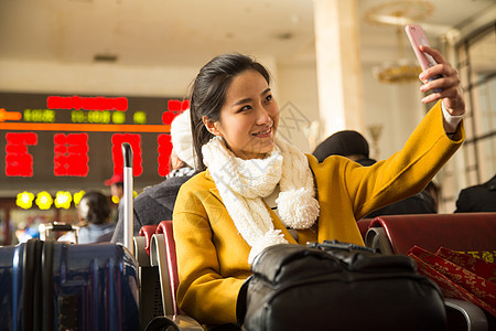 快乐亚洲休闲装青年女人在火车站图片