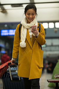 彩色图片旅游旅行的人青年女人在火车站图片