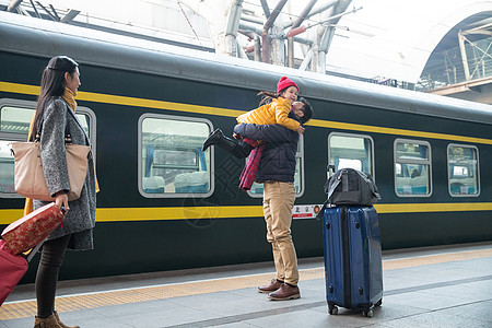 旅行者度假女人幸福家庭在车站月台图片