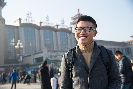 背包旅游仅男人青年男人在火车站图片