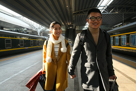 摄影运输大楼出发青年情侣在火车站图片