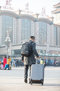 乘客旅游春运青年男人在火车站图片