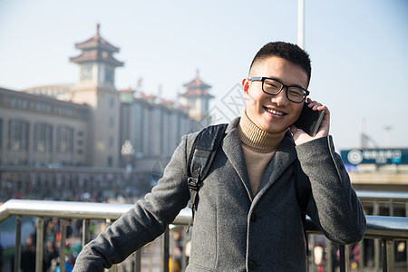 建筑旅途运送青年男人在火车站图片