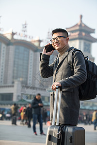 城市风光旅游离开青年男人在火车站图片