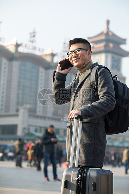 城市风光旅游离开青年男人在火车站图片