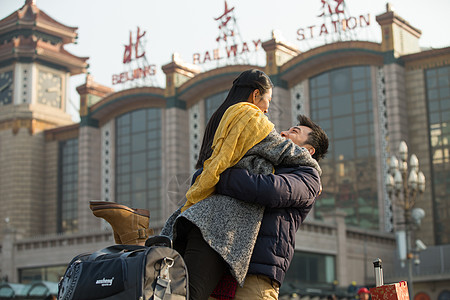 户外北京旅行箱青年情侣在火车站图片