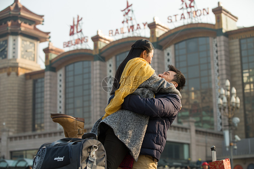 户外北京旅行箱青年情侣在火车站图片