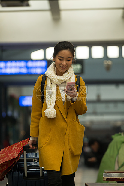 背包客等待运送青年女人在火车站图片