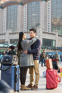 亚洲人度假中年人青年情侣在火车站图片