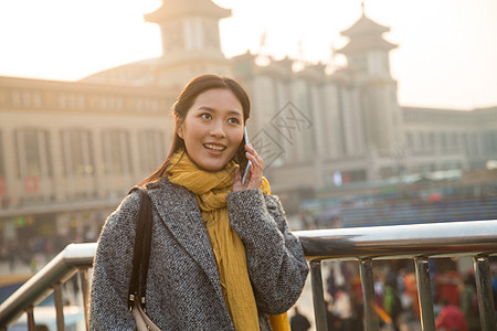 美女快乐春节青年女人在站前广场图片