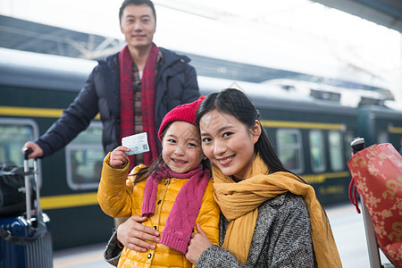 车站母亲东方人火车站童年幸福家庭在车站月台背景