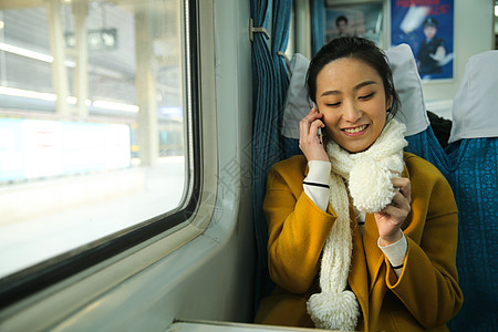 旅行的人围巾笑青年女人在火车上图片