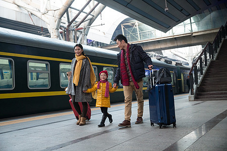 休闲装旅行的人东亚幸福家庭在车站月台图片