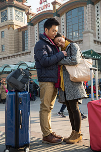 旅行者彩色图片无忧无虑青年情侣在火车站图片