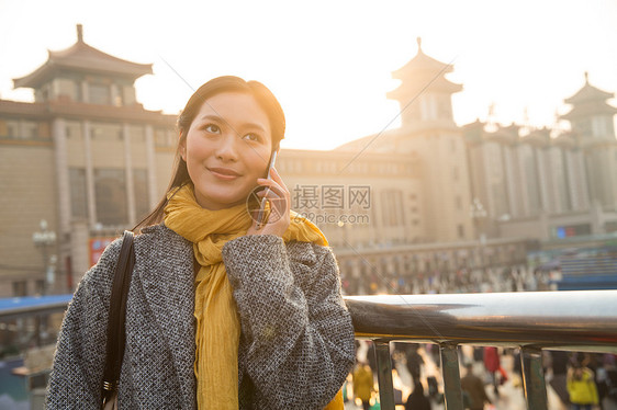 前景聚焦春运城市风光青年女人在站前广场图片