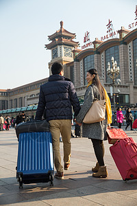 情侣休闲装人青年男女在站前广场图片