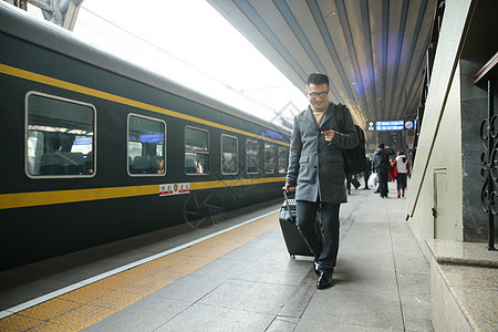 北京春运旅行者青年男人在车站月台图片