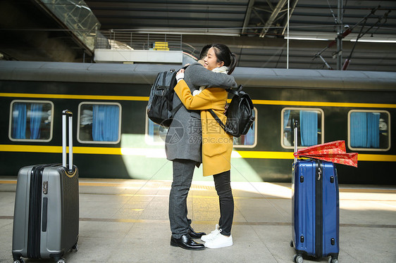 东方人两个人东亚青年情侣在火车站图片
