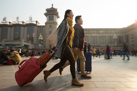 旅行新年乘客青年男女在站前广场图片