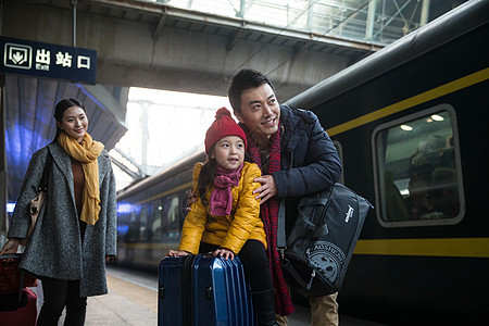 中年人旅行者白昼幸福家庭在车站月台图片