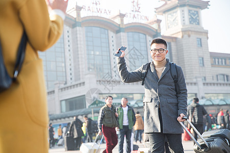 乘客亚洲人30岁到34岁青年男女在火车站图片