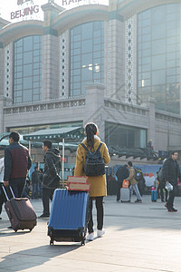 表现积极公共交通旅行者青年女人在站前广场图片