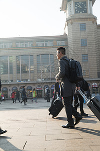 旅途日光运送青年男人在火车站图片