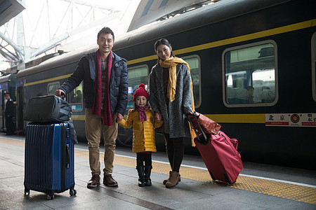 父亲亚洲人快乐幸福家庭在车站月台图片