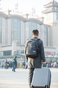 亚洲人表现积极背包客青年男人在火车站图片