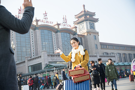 亚洲人仅成年人东方人青年男女在火车站图片