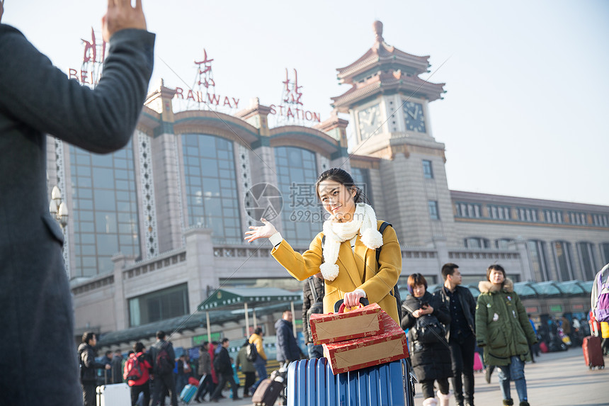 亚洲人仅成年人东方人青年男女在火车站图片