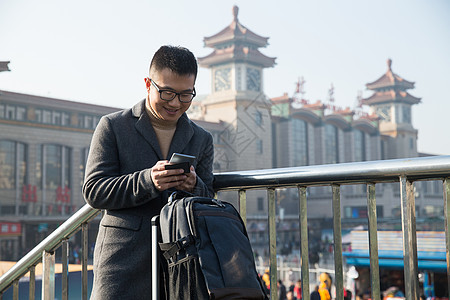 休闲装成年人彩色图片青年男人在火车站图片