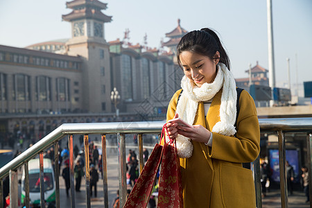 交通拿着运送青年女人在站前广场图片