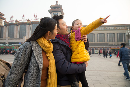 女孩中年男人女儿幸福家庭在站前广场图片