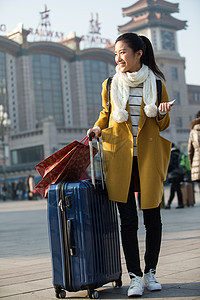 离开旅行的人车站青年女人在站前广场图片