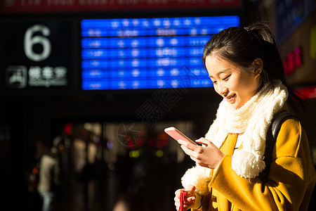度假亚洲旅行青年女人在火车站图片