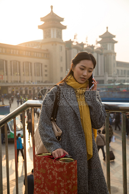 休闲装建筑成年人青年女人在站前广场图片