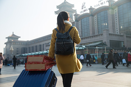 亚洲旅行回家青年女人在站前广场图片