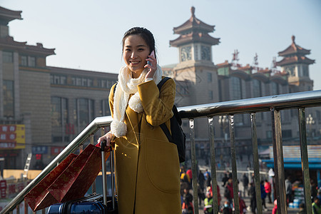 交通亚洲人漂亮的人青年女人在站前广场图片