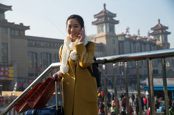 交通亚洲人漂亮的人青年女人在站前广场图片