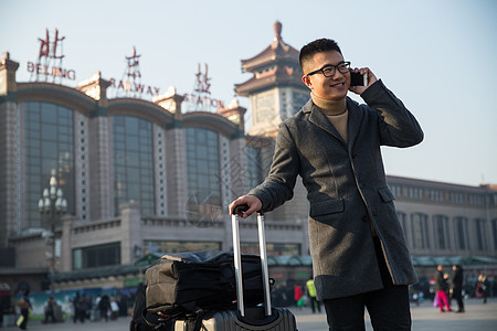 行李春节休闲装青年男人在火车站图片