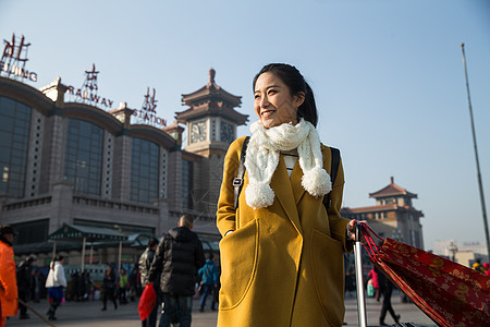 度假成年人东方人青年女人在站前广场图片