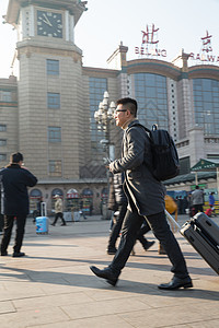 广场成年人户外青年男人在火车站图片